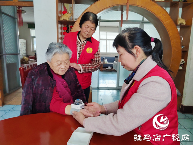 傳承雷鋒精神 守護(hù)老人“微幸?！? width=