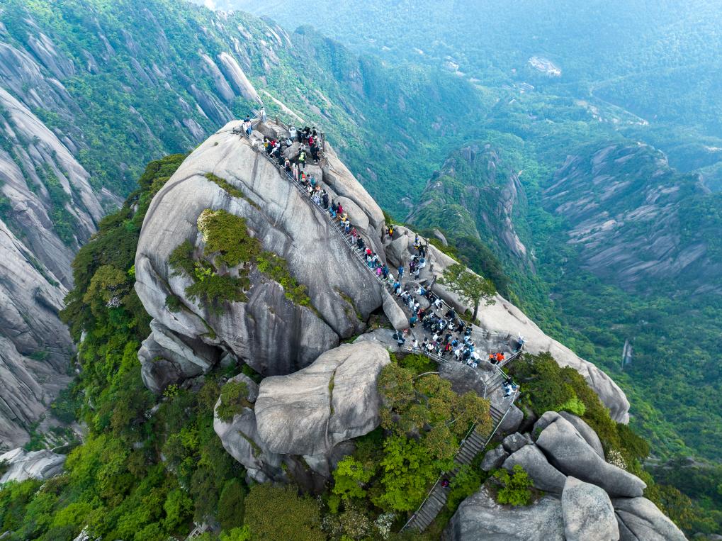 “世界雙遺產”黃山為主要景點輪流“放假”