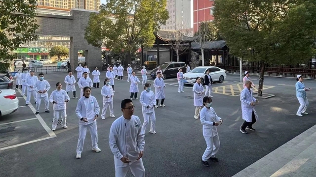 駐馬店市中醫(yī)院面向廣大市民開(kāi)展“共練八段錦，共筑健康長(zhǎng)城”活動(dòng)