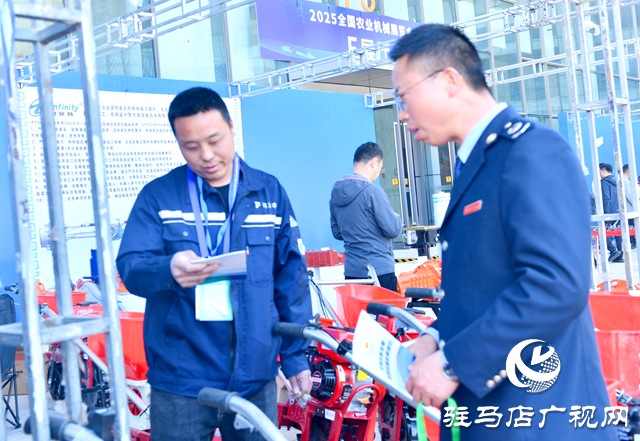 駐馬店市城鄉(xiāng)一體化示范區(qū)稅務(wù)局開展農(nóng)機(jī)展覽會(huì)稅收宣傳