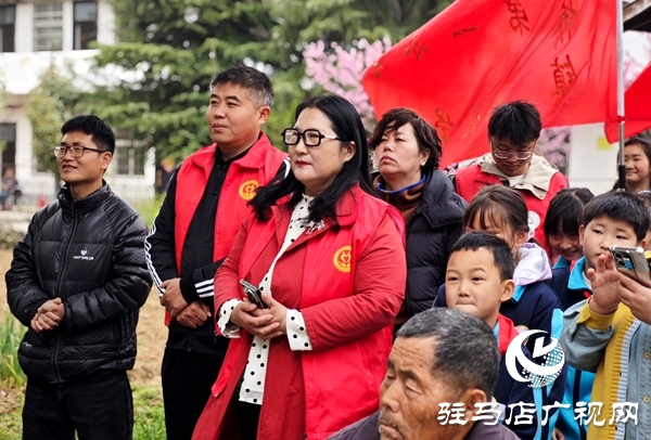  ?平輿縣“身邊好人協(xié)會”聯(lián)動政社校開展學(xué)雷鋒敬老行動?