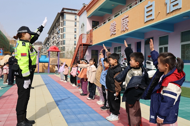 交警萌娃“童”行學(xué)安全！全國(guó)安全教育日護(hù)航幼兒成長(zhǎng)