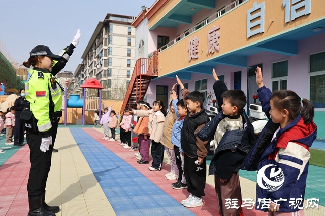 交警萌娃童行學(xué)安全！全國安全教育日護(hù)航幼兒成長