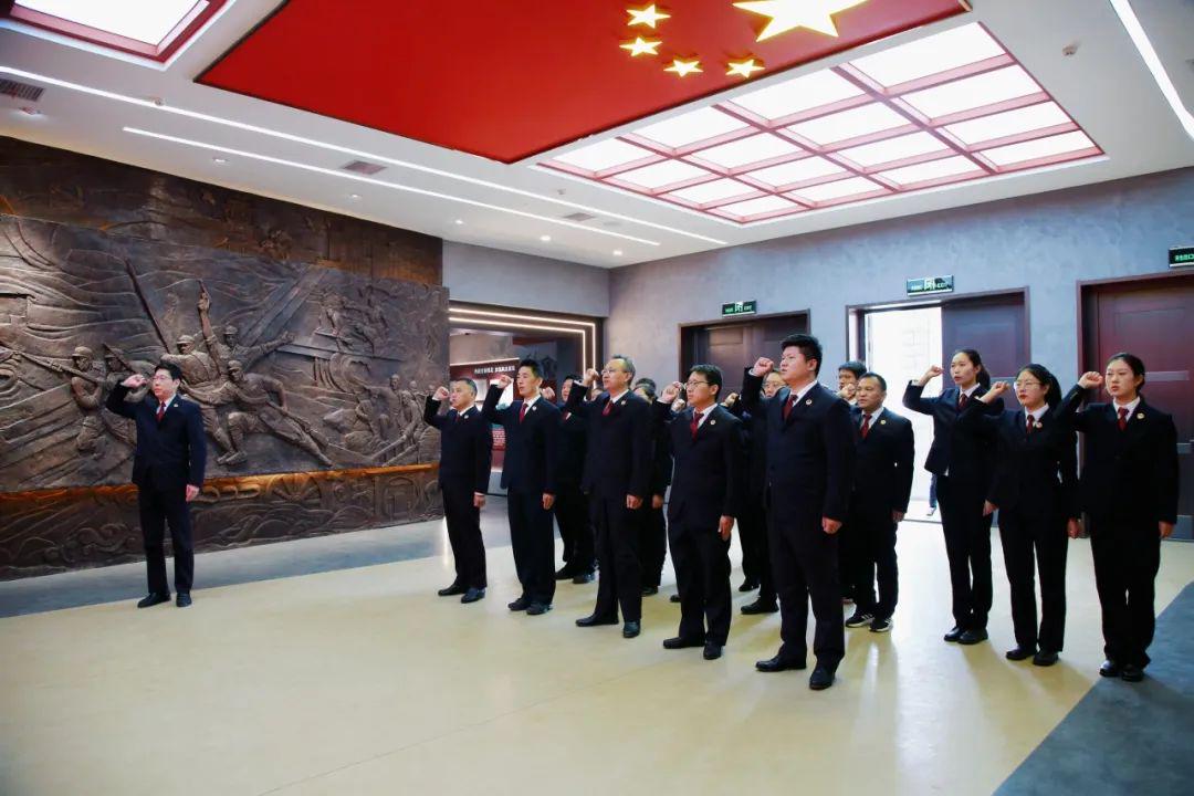 平輿縣檢察院聯合河南省檢察院駐村工作隊開展清明祭英烈活動