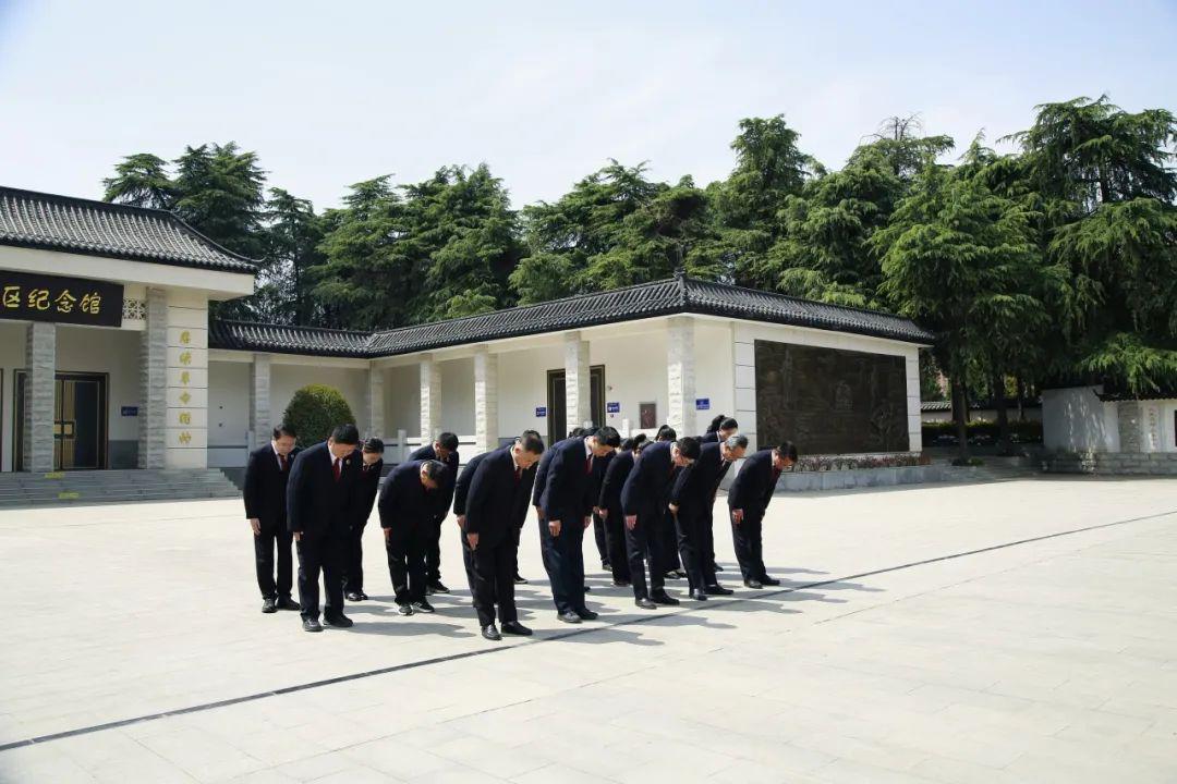 平輿縣檢察院聯合河南省檢察院駐村工作隊開展清明祭英烈活動
