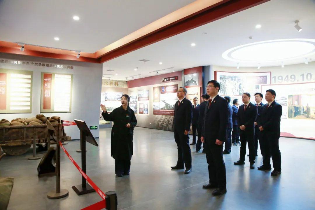 平輿縣檢察院聯合河南省檢察院駐村工作隊開展清明祭英烈活動