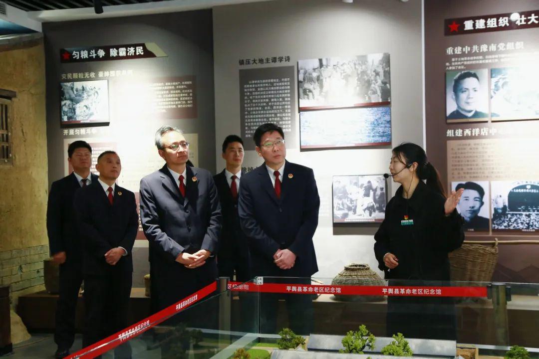 平輿縣檢察院聯合河南省檢察院駐村工作隊開展清明祭英烈活動