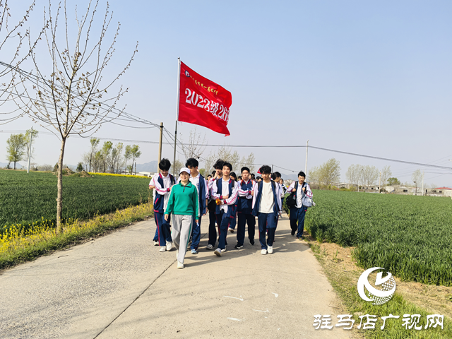 駐馬店市第一高級(jí)中學(xué)千名師生踏尋先輩足跡 紅色遠(yuǎn)足祭英烈