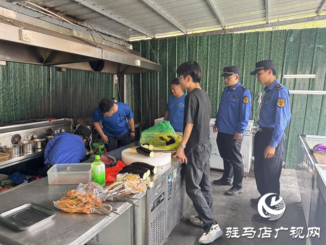  開發(fā)區(qū)城市管理局：開展燃?xì)獍踩挪檎喂ぷ? /></a></p>
<p>此次排查采取“白+黑”的工作模式開展工作。白天主要對(duì)轄區(qū)內(nèi)店鋪進(jìn)行逐一排查，在檢查過程中執(zhí)法人員檢查商戶是否安裝燃?xì)庑孤秷?bào)警裝置、燃?xì)鈭?bào)警自閉閥、軟管長(zhǎng)度是否超過2米、燃?xì)鈭?bào)警器是否正常使用等落實(shí)情況。夜間執(zhí)法人員主要對(duì)流動(dòng)商販開展工作，檢查燃?xì)夤艿览匣?、接口泄漏、違規(guī)使用“三無(wú)”燃?xì)庠罹摺⑹欠袼浇尤ǖ扔布栴}、違規(guī)使用“三無(wú)”燃?xì)庠罹?、超期未檢鋼瓶;</p>
<p>行動(dòng)開展以來(lái)，開發(fā)區(qū)城管局各執(zhí)法中隊(duì)共出動(dòng)執(zhí)法人員120人次，檢查轄區(qū)內(nèi)涉氣商戶272家，發(fā)現(xiàn)燃?xì)鈫栴}隱患30處，針對(duì)檢查中發(fā)現(xiàn)的問題建立專項(xiàng)整治臺(tái)賬，并要求商戶立即整改或限期整改。工作中，執(zhí)法人員詳細(xì)向商戶講解燃?xì)獍踩R(shí)和違規(guī)使用燃?xì)獾奈：π?，督促商戶切?shí)提高安全意識(shí)，加強(qiáng)日常自查自糾，確保燃?xì)馐褂冒踩?/p>
<p style=