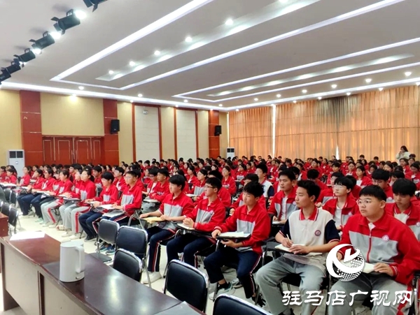共青團(tuán)平輿縣委在平輿六中開展2025年示范性主題團(tuán)日活動(dòng)  全媒體記者 朱劍鋒 通訊員 楊媚 在第十個(gè)全民國(guó)家安全教育日來臨之際，為教育引導(dǎo)全縣廣大團(tuán)員青年深入領(lǐng)會(huì)總體國(guó)家安全觀的思想內(nèi)涵，深刻認(rèn)識(shí)總體國(guó)家安全觀的實(shí)踐偉力，在維護(hù)國(guó)家主權(quán)、安全、發(fā)展利益的火熱實(shí)踐中挺膺擔(dān)當(dāng)，為強(qiáng)國(guó)建設(shè)、民族復(fù)興貢獻(xiàn)青春力量，2025年4月14日，共青團(tuán)平輿縣委在平輿縣第六初級(jí)中學(xué)組織開展“國(guó)家安全 青春挺膺”主題團(tuán)日活動(dòng)。   以學(xué)為先 筑牢思想根基 會(huì)上，團(tuán)縣委副書記為團(tuán)員青年宣講了國(guó)家總體安全觀、國(guó)家安全的主要內(nèi)容及維護(hù)國(guó)家安全的重要意義，教育引導(dǎo)團(tuán)員青年從小事做起、從我做起，在日常生活中自覺履行國(guó)家安全義務(wù)，積極傳播國(guó)家安全知識(shí)，為國(guó)家安全建設(shè)貢獻(xiàn)自己的力量，攜手共建國(guó)家安全偉業(yè)。  以觀明戒 緊繃安全之弦 平輿六中政教副校長(zhǎng)結(jié)合案例深入淺出地講解了總體國(guó)家安全觀創(chuàng)新引領(lǐng)成就、十年來全民國(guó)家安全教育成果以及青少年如何在日常生活中維護(hù)國(guó)家安全等多個(gè)方面知識(shí)，使大家對(duì)國(guó)家安全有了更加直觀、深刻的認(rèn)識(shí)。  以固促學(xué) 凝聚青春力量 最后，平輿六中黨支部書記對(duì)本次主題團(tuán)日活動(dòng)進(jìn)行總結(jié)發(fā)言，讓學(xué)生們對(duì)國(guó)家安全有更深入的了解，以便學(xué)生加強(qiáng)學(xué)習(xí)，提高自身素質(zhì)，樹立正確的國(guó)家安全觀，增強(qiáng)責(zé)任感和使命感，積極投身國(guó)家安全工作，為維護(hù)國(guó)家安全貢獻(xiàn)出自己的力量。國(guó)家安全無小事，青春挺膺展擔(dān)當(dāng)。通過此次“國(guó)家安全 青春挺膺”示范性主題團(tuán)日活動(dòng)，不僅提高了團(tuán)員青年的國(guó)家安全防范意識(shí)，更增強(qiáng)了團(tuán)員青年自覺維護(hù)國(guó)家安全的責(zé)任感。下一步，團(tuán)縣委將以此次主題團(tuán)日活動(dòng)為契機(jī)，持續(xù)開展形式多樣、通俗易懂的國(guó)家安全教育宣傳活動(dòng)，促進(jìn)廣大團(tuán)員青年牢固樹立正確的國(guó)家安全觀，切實(shí)增強(qiáng)團(tuán)員青年維護(hù)國(guó)家安全的思想自覺和行動(dòng)自覺，為維護(hù)國(guó)家安全和社會(huì)穩(wěn)定貢獻(xiàn)青春力量。
