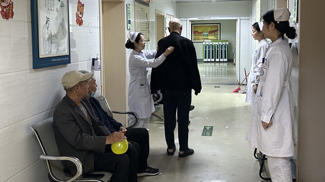 呼吸康復(fù)路，護(hù)患同行時(shí)——駐馬店市第二中醫(yī)院帶領(lǐng)患者開展呼吸操運(yùn)動(dòng)