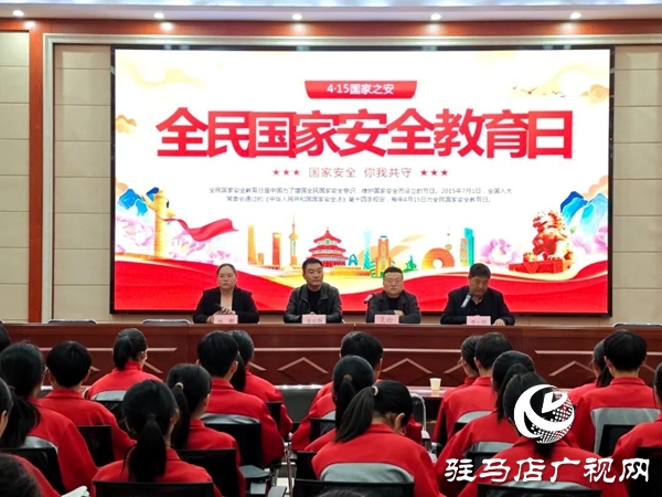 共青團(tuán)平輿縣委在平輿六中開展2025年示范性主題團(tuán)日活動(dòng)  全媒體記者 朱劍鋒 通訊員 楊媚 在第十個(gè)全民國(guó)家安全教育日來臨之際，為教育引導(dǎo)全縣廣大團(tuán)員青年深入領(lǐng)會(huì)總體國(guó)家安全觀的思想內(nèi)涵，深刻認(rèn)識(shí)總體國(guó)家安全觀的實(shí)踐偉力，在維護(hù)國(guó)家主權(quán)、安全、發(fā)展利益的火熱實(shí)踐中挺膺擔(dān)當(dāng)，為強(qiáng)國(guó)建設(shè)、民族復(fù)興貢獻(xiàn)青春力量，2025年4月14日，共青團(tuán)平輿縣委在平輿縣第六初級(jí)中學(xué)組織開展“國(guó)家安全 青春挺膺”主題團(tuán)日活動(dòng)。   以學(xué)為先 筑牢思想根基 會(huì)上，團(tuán)縣委副書記為團(tuán)員青年宣講了國(guó)家總體安全觀、國(guó)家安全的主要內(nèi)容及維護(hù)國(guó)家安全的重要意義，教育引導(dǎo)團(tuán)員青年從小事做起、從我做起，在日常生活中自覺履行國(guó)家安全義務(wù)，積極傳播國(guó)家安全知識(shí)，為國(guó)家安全建設(shè)貢獻(xiàn)自己的力量，攜手共建國(guó)家安全偉業(yè)。  以觀明戒 緊繃安全之弦 平輿六中政教副校長(zhǎng)結(jié)合案例深入淺出地講解了總體國(guó)家安全觀創(chuàng)新引領(lǐng)成就、十年來全民國(guó)家安全教育成果以及青少年如何在日常生活中維護(hù)國(guó)家安全等多個(gè)方面知識(shí)，使大家對(duì)國(guó)家安全有了更加直觀、深刻的認(rèn)識(shí)。  以固促學(xué) 凝聚青春力量 最后，平輿六中黨支部書記對(duì)本次主題團(tuán)日活動(dòng)進(jìn)行總結(jié)發(fā)言，讓學(xué)生們對(duì)國(guó)家安全有更深入的了解，以便學(xué)生加強(qiáng)學(xué)習(xí)，提高自身素質(zhì)，樹立正確的國(guó)家安全觀，增強(qiáng)責(zé)任感和使命感，積極投身國(guó)家安全工作，為維護(hù)國(guó)家安全貢獻(xiàn)出自己的力量。國(guó)家安全無小事，青春挺膺展擔(dān)當(dāng)。通過此次“國(guó)家安全 青春挺膺”示范性主題團(tuán)日活動(dòng)，不僅提高了團(tuán)員青年的國(guó)家安全防范意識(shí)，更增強(qiáng)了團(tuán)員青年自覺維護(hù)國(guó)家安全的責(zé)任感。下一步，團(tuán)縣委將以此次主題團(tuán)日活動(dòng)為契機(jī)，持續(xù)開展形式多樣、通俗易懂的國(guó)家安全教育宣傳活動(dòng)，促進(jìn)廣大團(tuán)員青年牢固樹立正確的國(guó)家安全觀，切實(shí)增強(qiáng)團(tuán)員青年維護(hù)國(guó)家安全的思想自覺和行動(dòng)自覺，為維護(hù)國(guó)家安全和社會(huì)穩(wěn)定貢獻(xiàn)青春力量。
