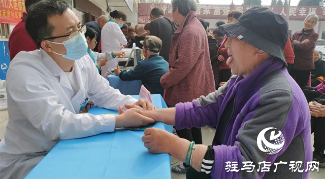  經(jīng)濟(jì)開(kāi)發(fā)區(qū)賈莊居委會(huì)開(kāi)展“愛(ài)心義診進(jìn)社區(qū) 健康咨詢暖人心”便民服務(wù)活動(dòng)