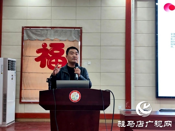 共青團(tuán)平輿縣委在平輿六中開展2025年示范性主題團(tuán)日活動(dòng)  全媒體記者 朱劍鋒 通訊員 楊媚 在第十個(gè)全民國(guó)家安全教育日來臨之際，為教育引導(dǎo)全縣廣大團(tuán)員青年深入領(lǐng)會(huì)總體國(guó)家安全觀的思想內(nèi)涵，深刻認(rèn)識(shí)總體國(guó)家安全觀的實(shí)踐偉力，在維護(hù)國(guó)家主權(quán)、安全、發(fā)展利益的火熱實(shí)踐中挺膺擔(dān)當(dāng)，為強(qiáng)國(guó)建設(shè)、民族復(fù)興貢獻(xiàn)青春力量，2025年4月14日，共青團(tuán)平輿縣委在平輿縣第六初級(jí)中學(xué)組織開展“國(guó)家安全 青春挺膺”主題團(tuán)日活動(dòng)。   以學(xué)為先 筑牢思想根基 會(huì)上，團(tuán)縣委副書記為團(tuán)員青年宣講了國(guó)家總體安全觀、國(guó)家安全的主要內(nèi)容及維護(hù)國(guó)家安全的重要意義，教育引導(dǎo)團(tuán)員青年從小事做起、從我做起，在日常生活中自覺履行國(guó)家安全義務(wù)，積極傳播國(guó)家安全知識(shí)，為國(guó)家安全建設(shè)貢獻(xiàn)自己的力量，攜手共建國(guó)家安全偉業(yè)。  以觀明戒 緊繃安全之弦 平輿六中政教副校長(zhǎng)結(jié)合案例深入淺出地講解了總體國(guó)家安全觀創(chuàng)新引領(lǐng)成就、十年來全民國(guó)家安全教育成果以及青少年如何在日常生活中維護(hù)國(guó)家安全等多個(gè)方面知識(shí)，使大家對(duì)國(guó)家安全有了更加直觀、深刻的認(rèn)識(shí)。  以固促學(xué) 凝聚青春力量 最后，平輿六中黨支部書記對(duì)本次主題團(tuán)日活動(dòng)進(jìn)行總結(jié)發(fā)言，讓學(xué)生們對(duì)國(guó)家安全有更深入的了解，以便學(xué)生加強(qiáng)學(xué)習(xí)，提高自身素質(zhì)，樹立正確的國(guó)家安全觀，增強(qiáng)責(zé)任感和使命感，積極投身國(guó)家安全工作，為維護(hù)國(guó)家安全貢獻(xiàn)出自己的力量。國(guó)家安全無小事，青春挺膺展擔(dān)當(dāng)。通過此次“國(guó)家安全 青春挺膺”示范性主題團(tuán)日活動(dòng)，不僅提高了團(tuán)員青年的國(guó)家安全防范意識(shí)，更增強(qiáng)了團(tuán)員青年自覺維護(hù)國(guó)家安全的責(zé)任感。下一步，團(tuán)縣委將以此次主題團(tuán)日活動(dòng)為契機(jī)，持續(xù)開展形式多樣、通俗易懂的國(guó)家安全教育宣傳活動(dòng)，促進(jìn)廣大團(tuán)員青年牢固樹立正確的國(guó)家安全觀，切實(shí)增強(qiáng)團(tuán)員青年維護(hù)國(guó)家安全的思想自覺和行動(dòng)自覺，為維護(hù)國(guó)家安全和社會(huì)穩(wěn)定貢獻(xiàn)青春力量。