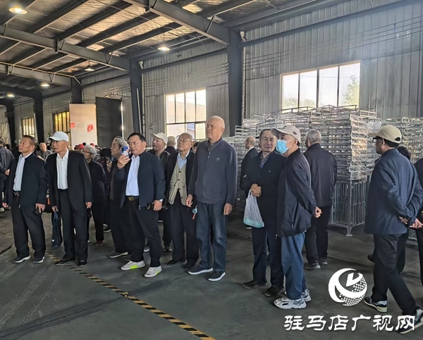 平輿縣組織老干部開展“走基層、看項(xiàng)目、話‘三園’”觀摩活動(dòng)   平輿新聞