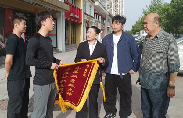 小吃店深夜起火 三青年臨危不懼化險(xiǎn)情
