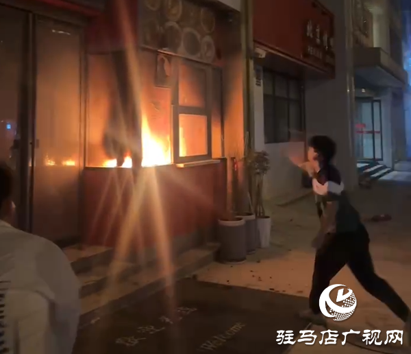 小吃店深夜起火 三青年臨危不懼化險情 