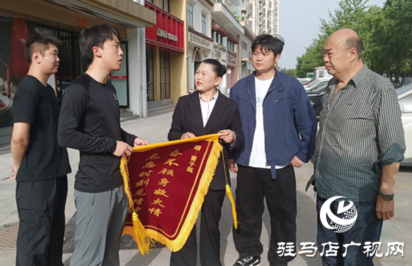 小吃店深夜起火 三青年臨危不懼化險情 