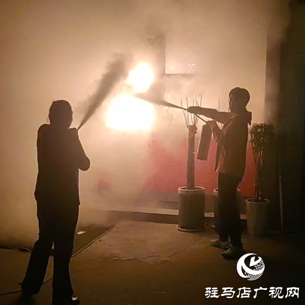 小吃店深夜起火 三青年臨危不懼化險情 