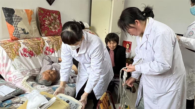  “零距離”守護健康！駐馬店市第二中醫(yī)院新華社區(qū)為失能老人上門體檢