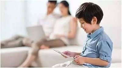 不做“低頭族”！一招教你緩解頸椎前傾