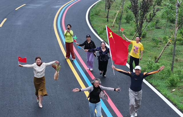 確山縣：彩虹公路“繪”文旅新畫(huà)卷 “網(wǎng)紅路”引客流量翻倍