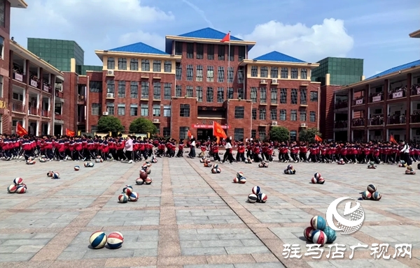 平輿縣外國語小學(xué)五年級家長走進學(xué)校參與“家校共育 助力成長”主題家長會
