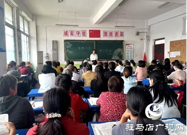 平輿縣外國語小學(xué)五年級家長走進學(xué)校參與“家校共育 助力成長”主題家長會