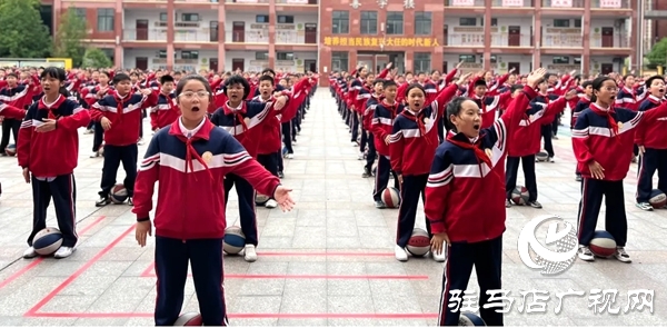 平輿縣外國語小學(xué)五年級家長走進學(xué)校參與“家校共育 助力成長”主題家長會