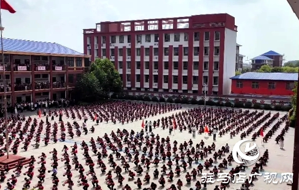 平輿縣外國語小學(xué)五年級家長走進(jìn)學(xué)校參與“家校共育 助力成長”主題家長會