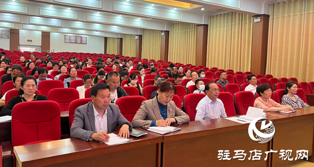 駐馬店市第二初級中學(xué)舉行師德報告會