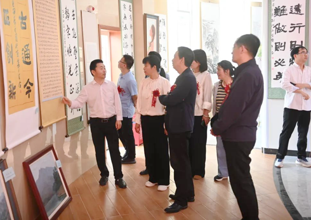 泌陽(yáng)縣舉行迎“五一”書畫攝影展