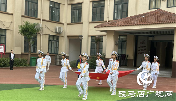 <strong>駐馬店市三十三小學(xué)開(kāi)展“勞動(dòng)最光榮 奮斗譜新篇”主題升旗儀式活動(dòng)</strong>