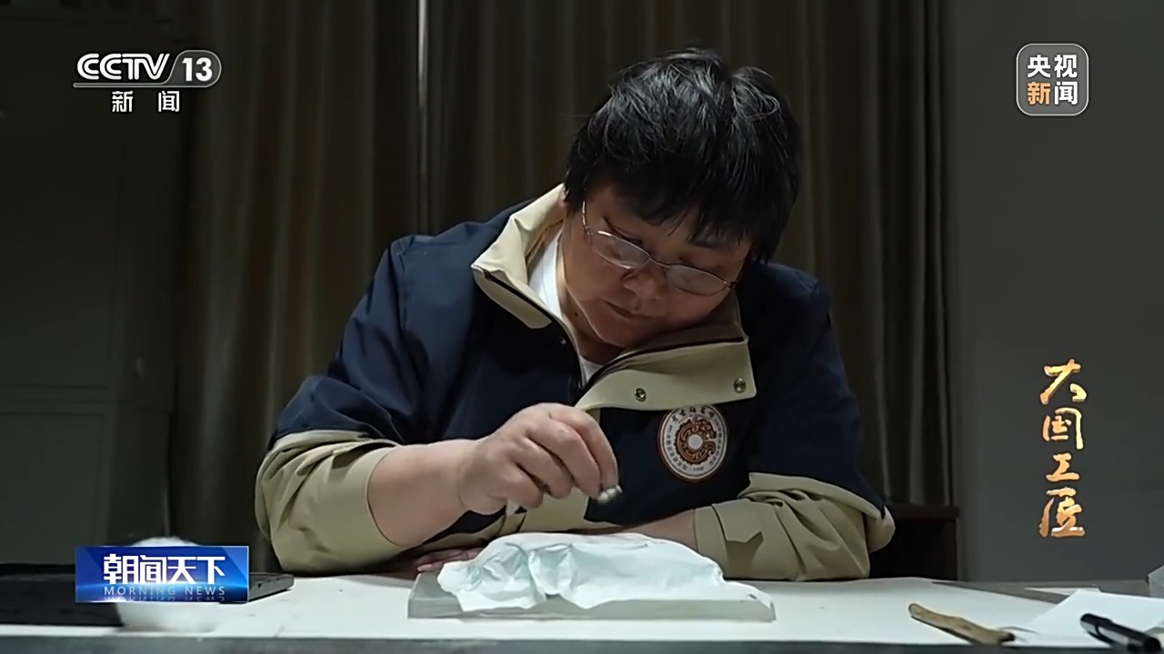 大國工匠·向新而行丨一片甲骨驚天下 她用墨拓讓商王朝的“朋友圈”清晰可見