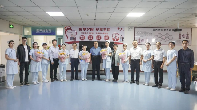  黃淮學(xué)院領(lǐng)導(dǎo)到駐馬店市第一人民醫(yī)院開展“5·12”護(hù)士節(jié)慰問活動(dòng)