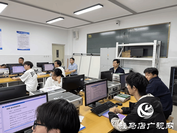 駐馬店職業(yè)技術(shù)學(xué)院黨委書記蘇新留到信息工程學(xué)院聽課調(diào)研