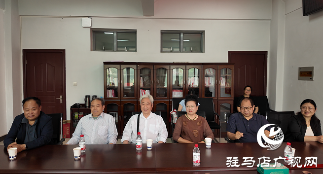 愛(ài)心捐贈(zèng) 書香傳情 ——駐馬店籍作家向黃淮學(xué)院圖書館捐贈(zèng)書籍