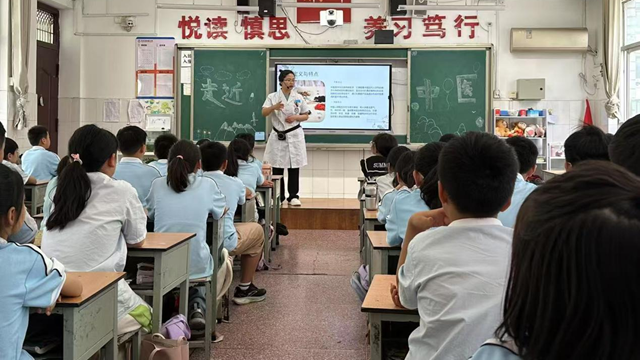  中醫(yī)文化進(jìn)校園，童趣課堂傳國粹——駐馬店市第二中醫(yī)院走進(jìn)實(shí)驗小學(xué)南區(qū)開展中醫(yī)科普活動