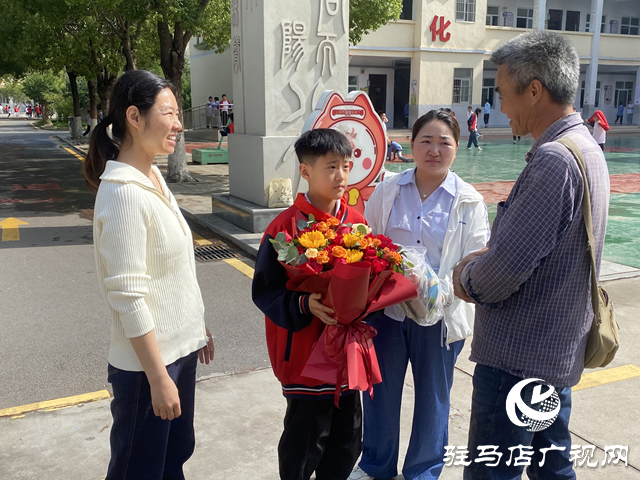 駐馬店小學(xué)生拾金不昧彰顯美德 校園內(nèi)外傳遞德育正能量
