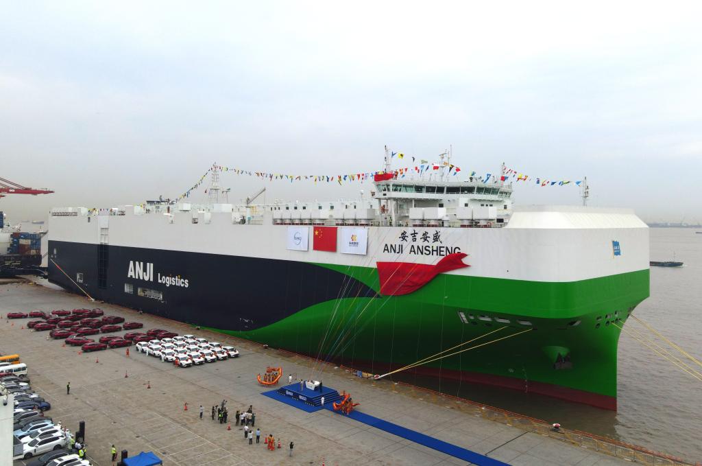 再刷紀錄！9500車位全球最大汽車運輸船上海首航赴歐