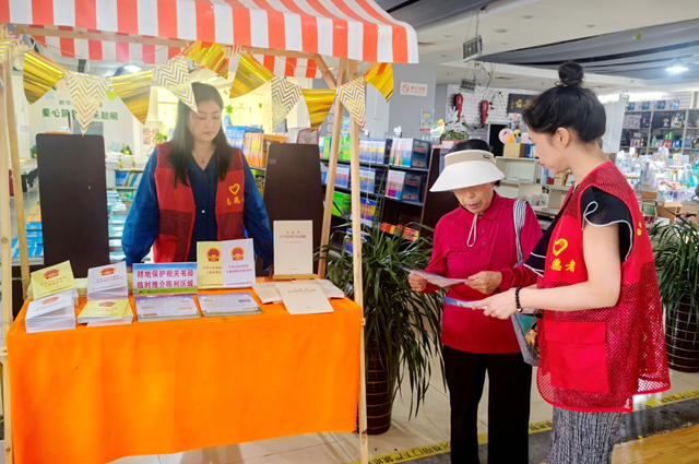 駐馬店市自然資源和規(guī)劃局驛城分局開展耕地保護宣傳年活動