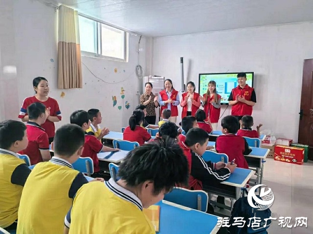 中共新蔡縣委黨校開展“牽起愛心之手，同看美麗風(fēng)景”愛心助殘志愿服務(wù)活動(dòng)