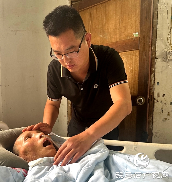 植物人母親床前3000個(gè)日夜的守護(hù)：平輿縣90后農(nóng)民陳賀明的孝道長(zhǎng)征 