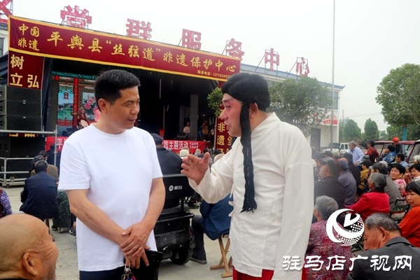 平輿縣：絲弦聲里話振興 家門(mén)口上演“戲”相逢