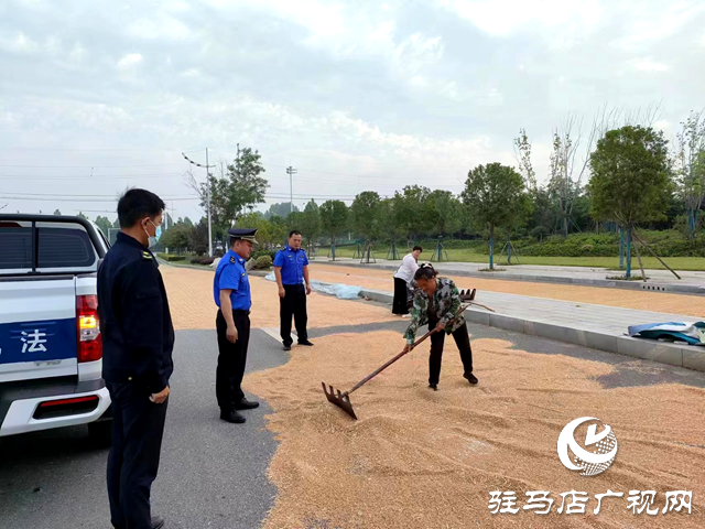 確山縣住建局:提供公共場所助力群眾曬糧