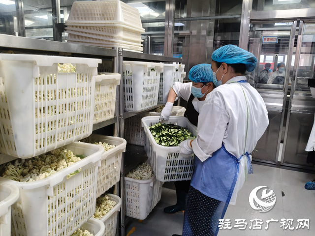駐馬店市實(shí)驗(yàn)中學(xué)：43名家長化身食品安全守護(hù)者守護(hù)學(xué)生舌尖安全