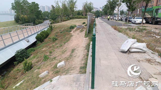市民騎電動(dòng)車擠圍欄缺口存隱患 駐馬店人民公園管理方將封堵