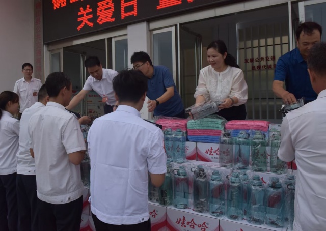 中華保險駐馬店中心支公司參加“全國公交司機關(guān)愛日”活動