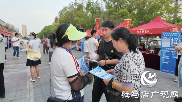 “民營(yíng)企業(yè)服務(wù)月”駐馬店經(jīng)濟(jì)開(kāi)發(fā)區(qū)專場(chǎng)招聘會(huì)舉行