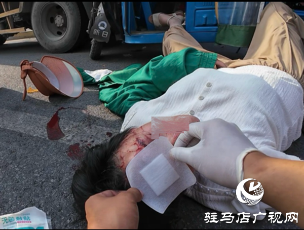 老人車(chē)禍重傷命懸一線(xiàn) 紅十字救護(hù)員街頭專(zhuān)業(yè)施救搶回生機(jī)
